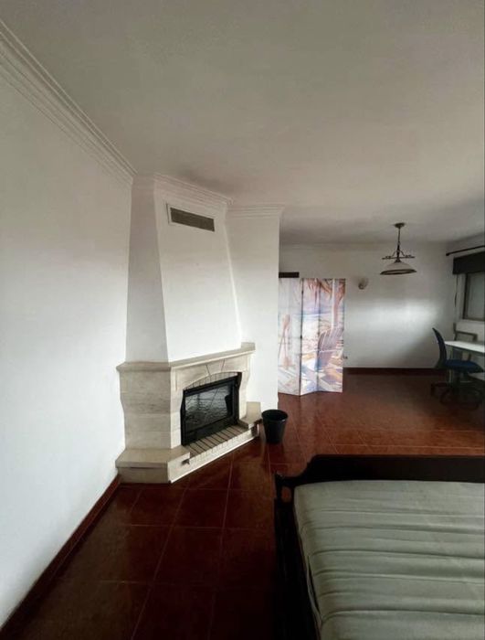 Aluga-se quarto espaçoso com varanda e piscina na Cotovia, Sesimbra