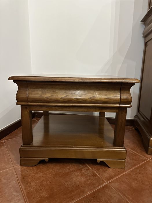 Mesa quadrada com gaveta