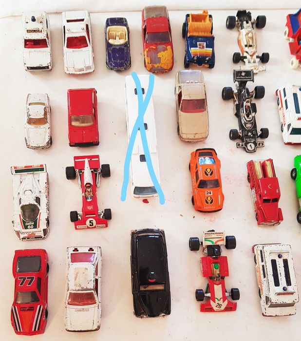 Carrinhos Corgi e coleção James Bond - escalas 1:43 e 1:32