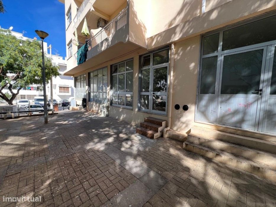 Loja com projeto de alteração para a apartamento T2 na Câmara Munic... — Quarteira, Faro
