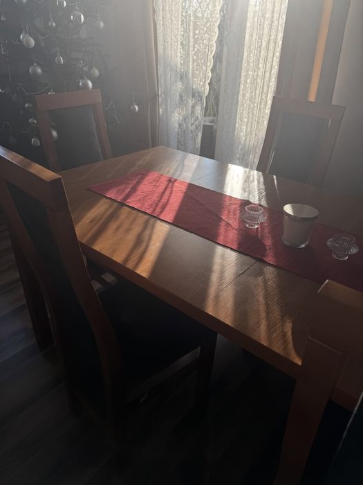 Duży stół z krzesłami