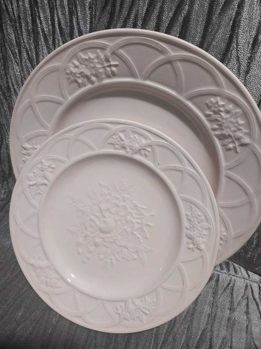 Vende-se mesa de jogo muito antiga  e loiça Bordalo Pinheiro