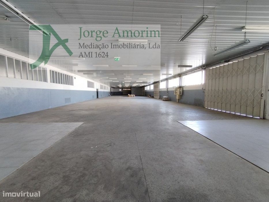 Armazém industrial com frente para a N14
