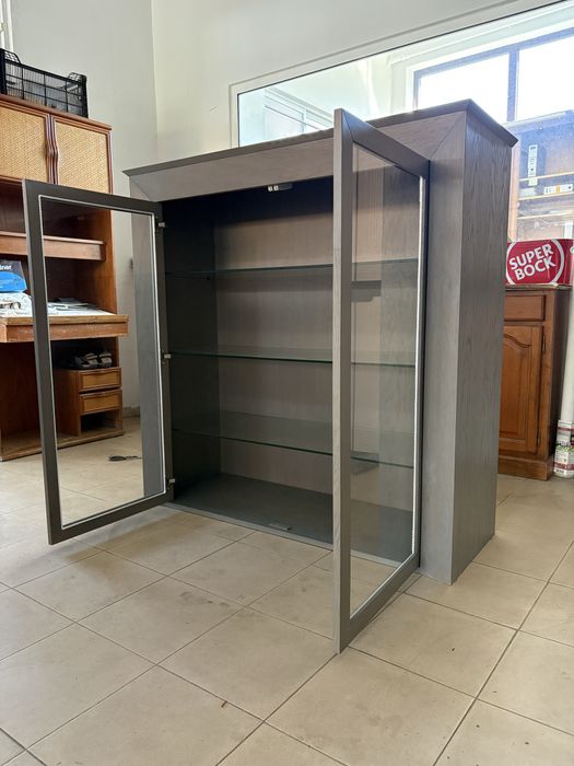 Movel com portas em vidro