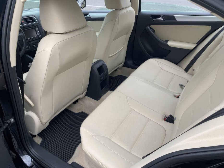 Volkswagen Jetta SE with Conv and Sunroof      2013