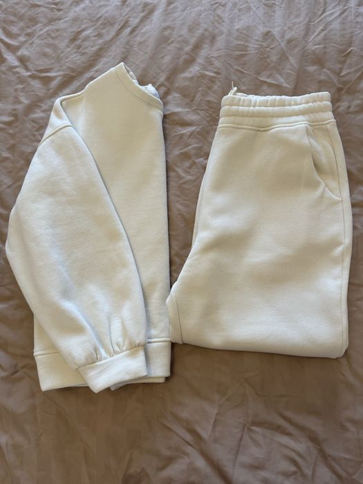 Молочний спортивний кослюм reserved