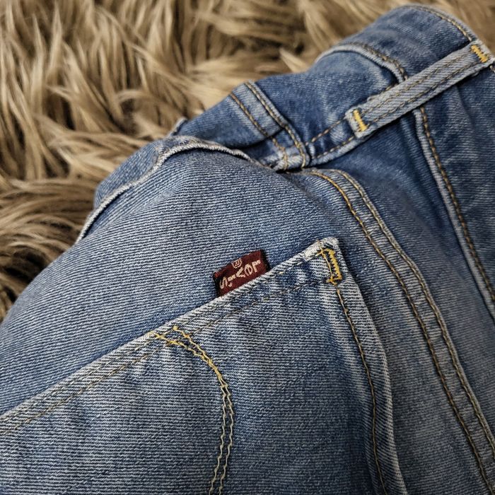 Granatowe spodnie męskie niebieskie jeansy proste Levis XS 34