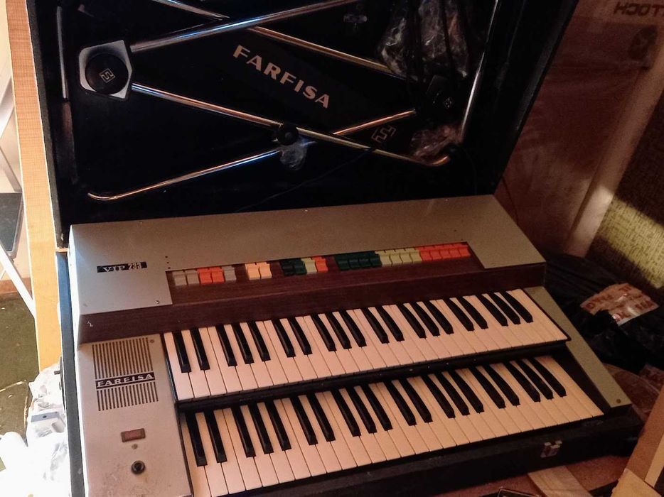 Órgão Vintage Farfisa VIP 233 (1970s) – Completo c/ Pernas, Mala e Cabos