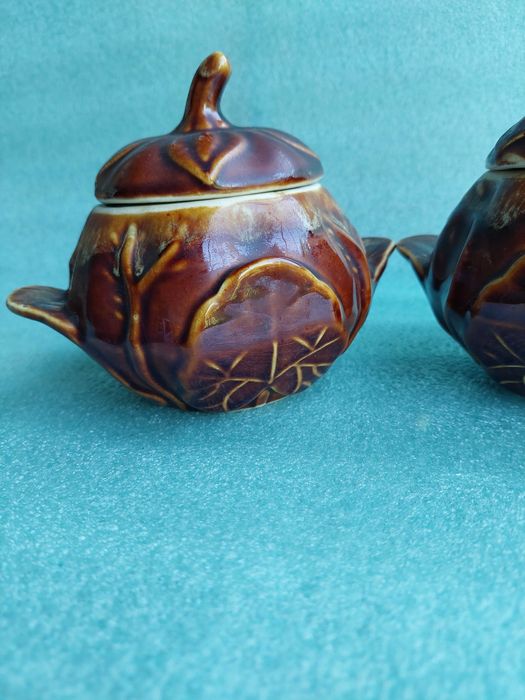 Два глиняных горшочка + книга "Лучшие рецепты украинской кухни"