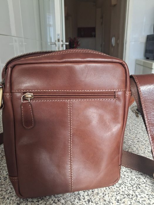 Carteira homem ,castanha casa das peles sem nem um mês de uso.  Só entrego em mão