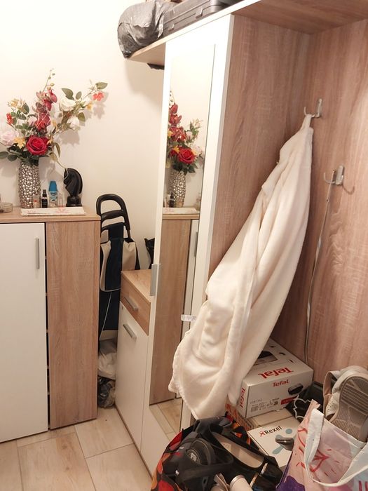 Garderoba że szafka i miejscem na ubrania w idealnym stanie