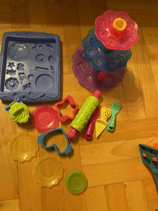 3 zestawy Zestaw Play-Doh remiza patera do ciast koniki Pony