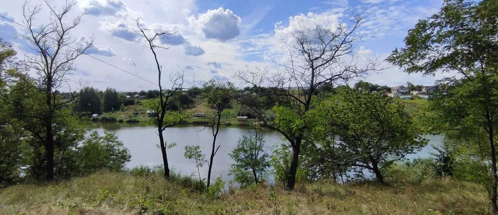 Земельна ділянка на березі водойми під будинок.