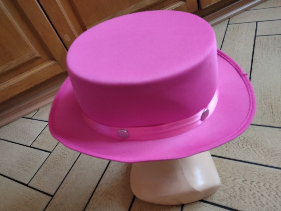 Różowy modny kapelusz dla elegantki