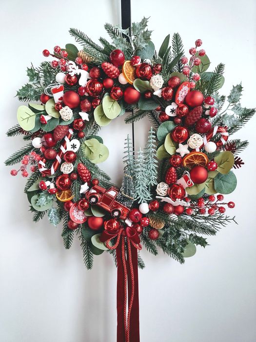 Wianek świąteczny stroik na drzwi czerwony autko choinki