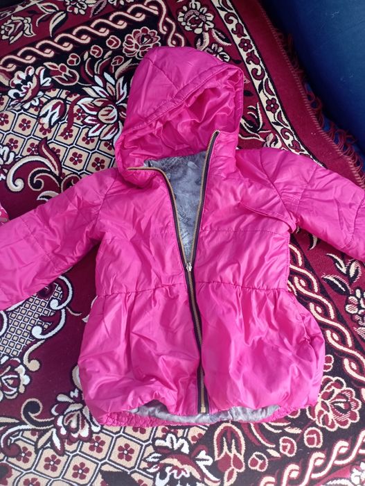 Верхній одяг на дівчинку