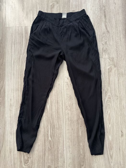 Czarne, lejace spodnie
