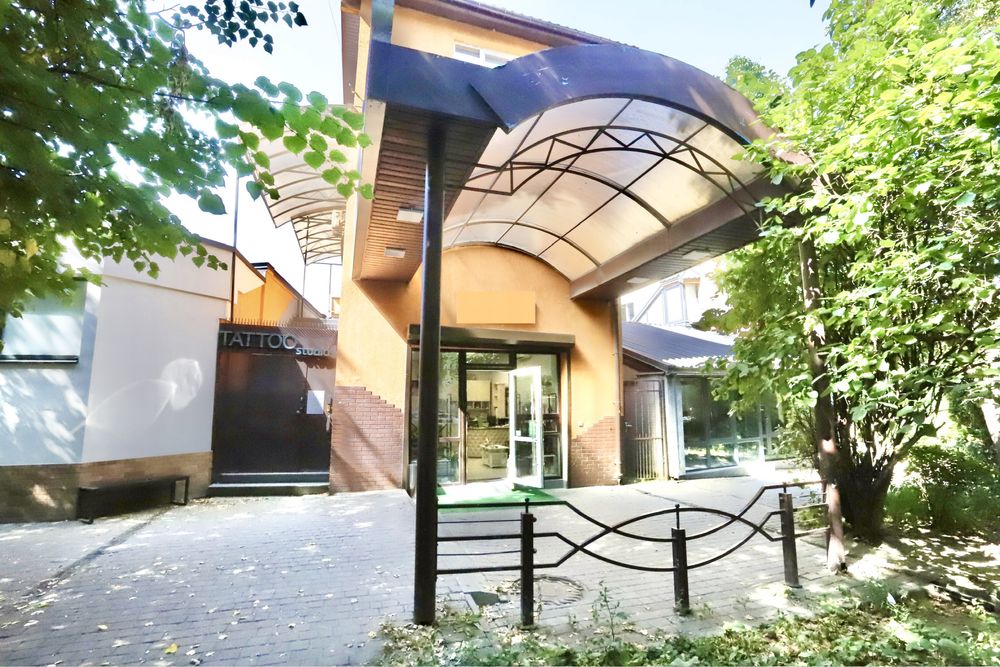 Будівля комерційного призначення з орендарями. Центр, поруч Ратуші.