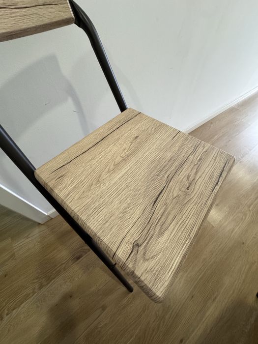 Banco de bar com assento e encosto em madeira