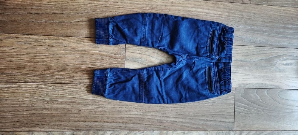 H&M granatowe jeansy chłopięce joggery 92