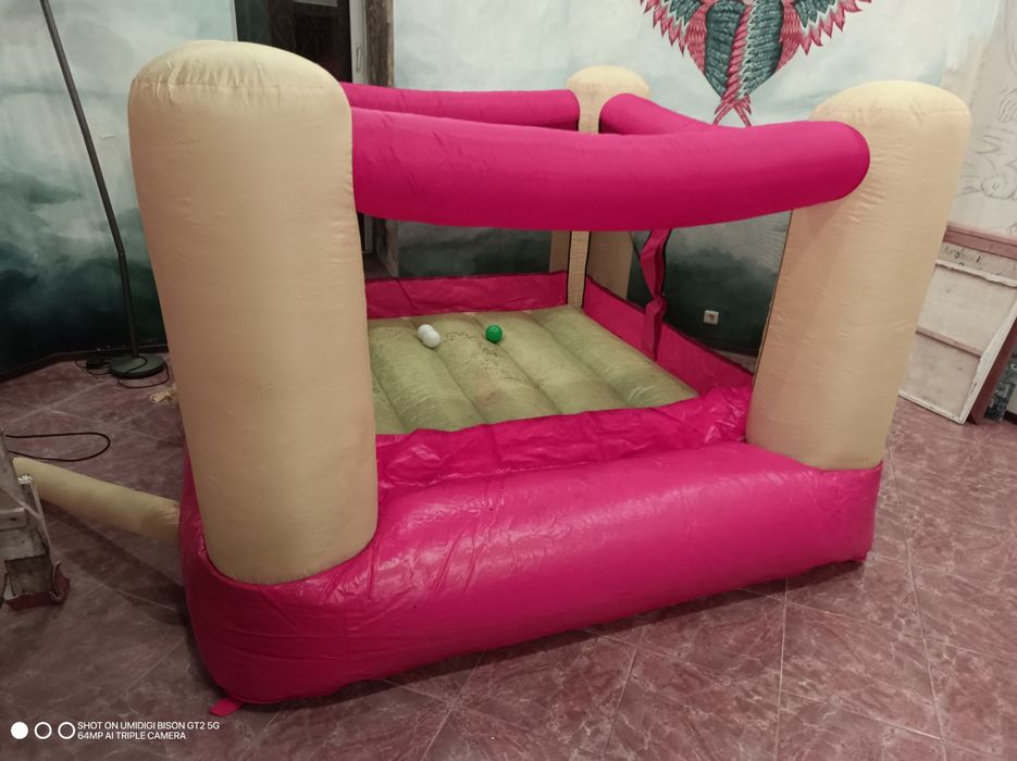 Батут надувний ігровий центр з компрессором.