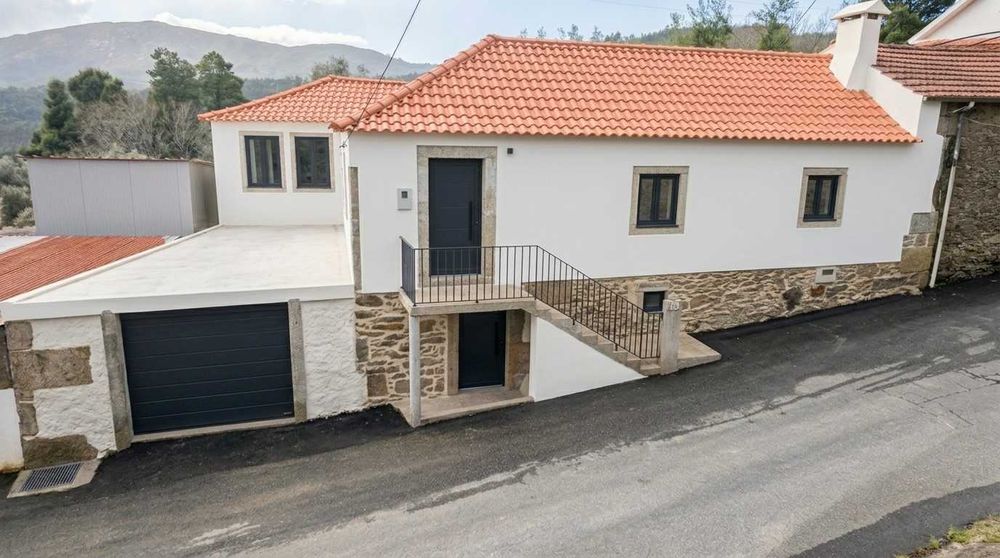Moradia p/ restauro ao lado da cascata em Vila de Murteda