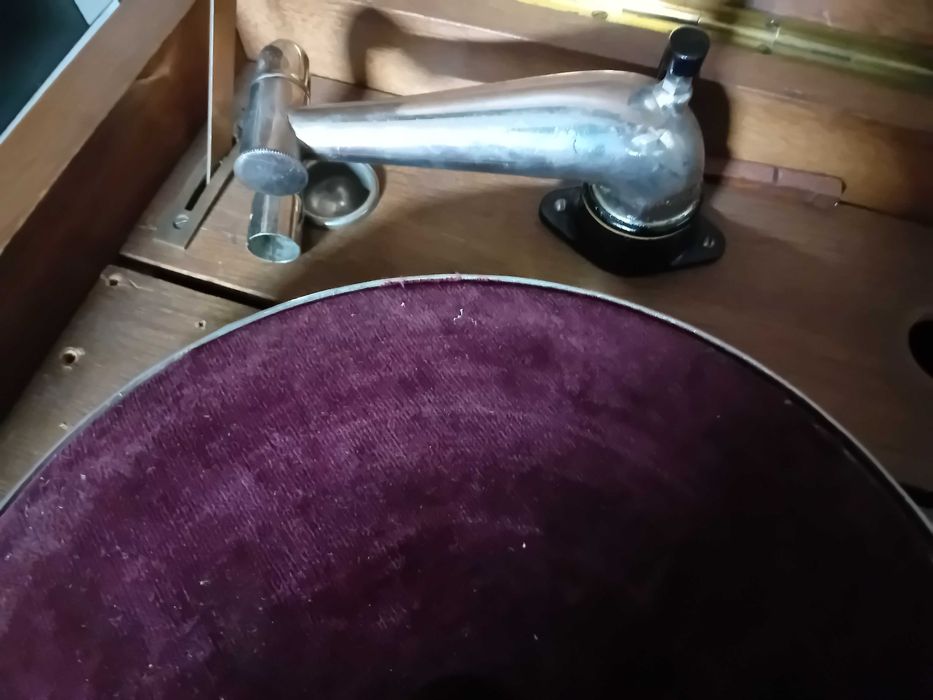 Stary gramofon szafkowy