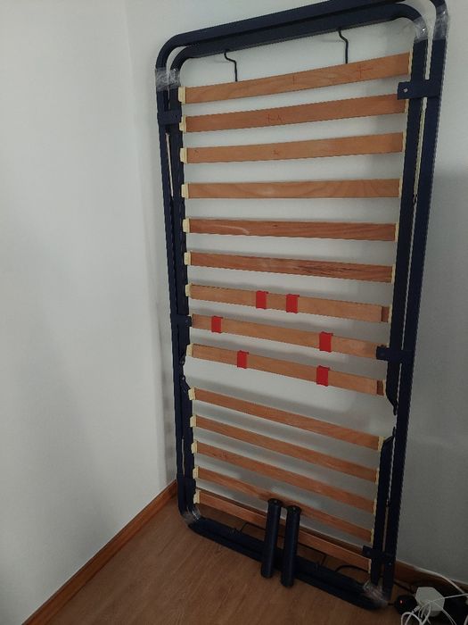 Estrado c/ pés + colchão solteiro