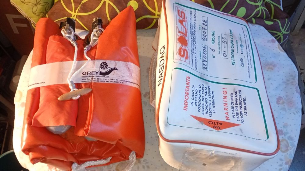 salva-vidas autoinflável, modelo "SOLAS" para 6 pesso
