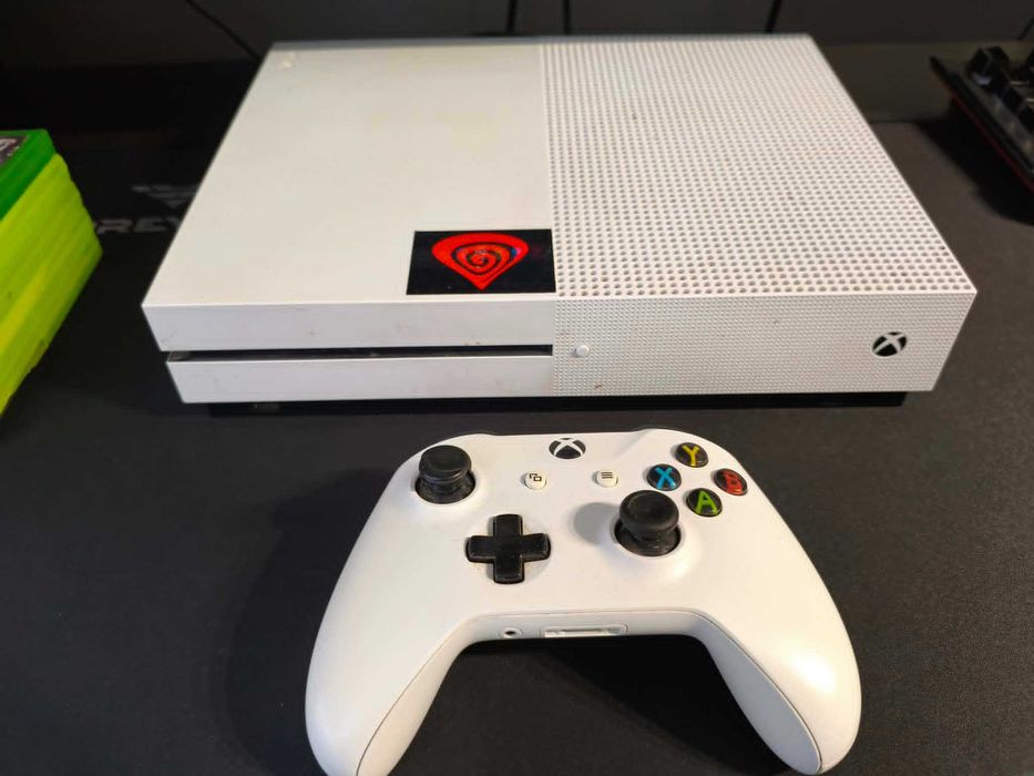 Zestaw Xbox One S 500gb + Pad + 5 Gier (m.in. Fight Night Champion)