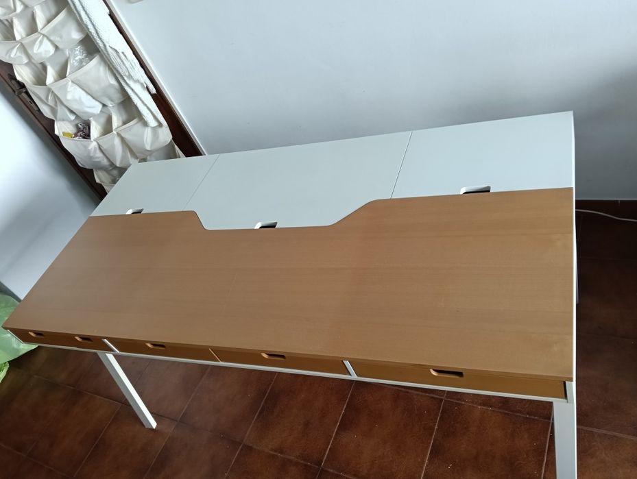 Mesa com arrumação marca IKEA