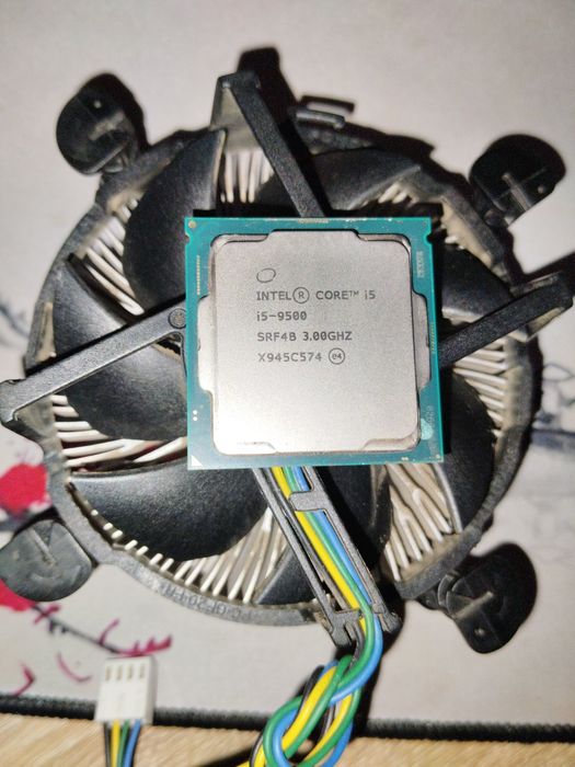 Процессор Intel core i5-9500 разом з оригінальним куллером