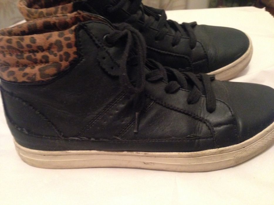 Ténis bota pretos com padrão, marca Bershka, tamanho 37