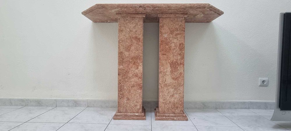 Consola em mármore rosa