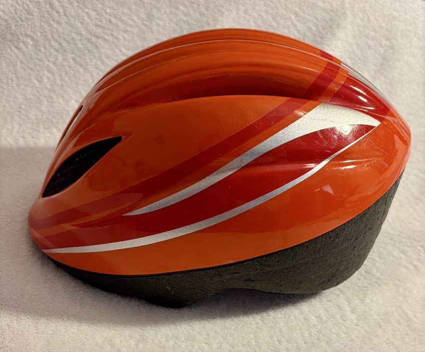 Kask (rowerowy, na hulajnogę, na rolki, na deskorolkę)