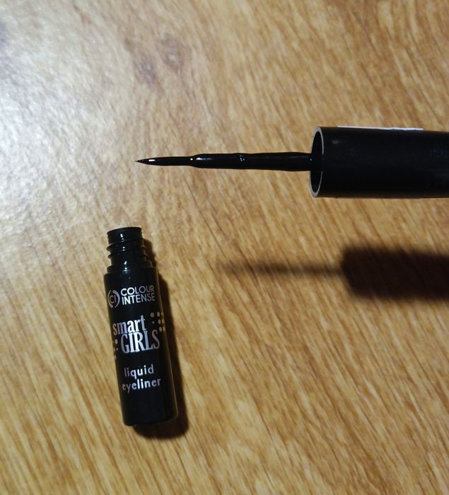 Нова чорна рідка підводка для очей Colour Intense Eyeliner Smart Girls