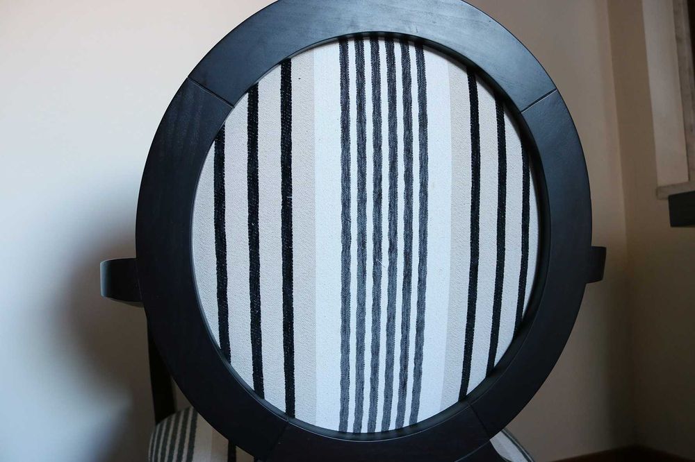 Cadeirão de sala preto e branco