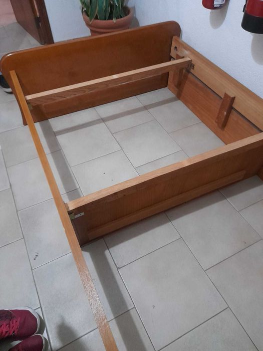 Cama solteiro de madeira com arrumação + colchão
