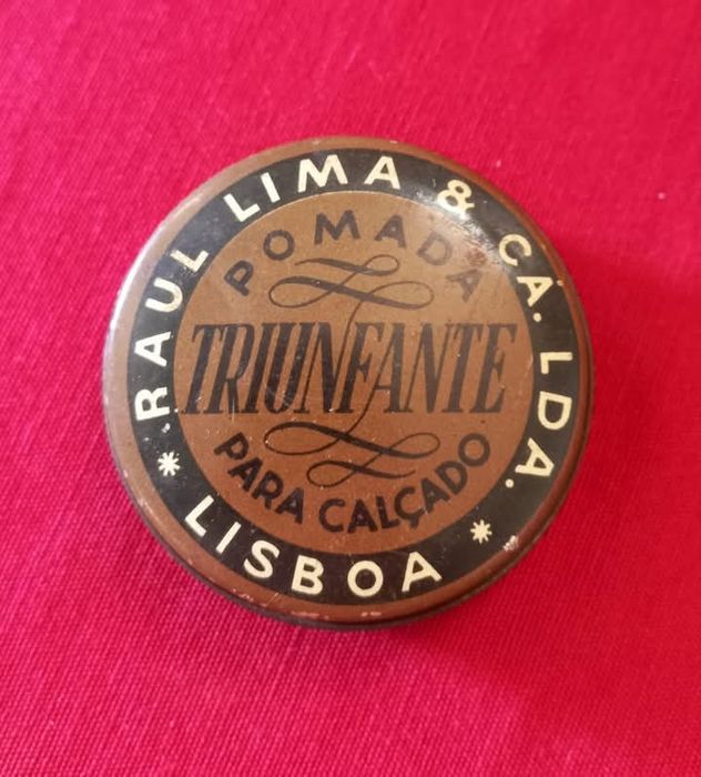 Lote de latas de graxa antigas.