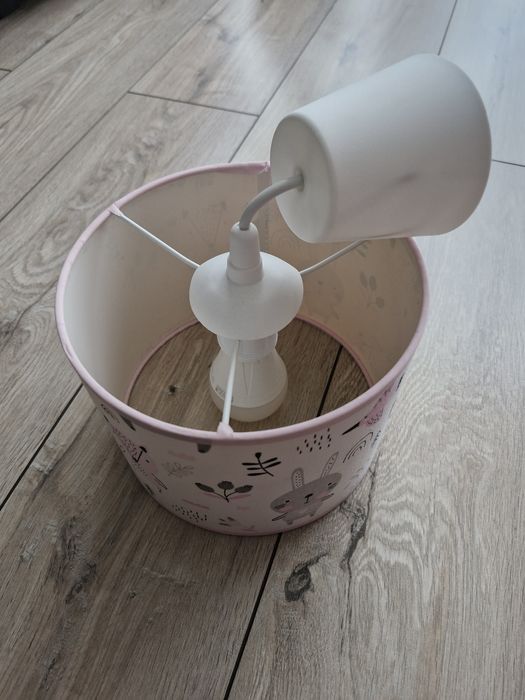 Lampa wisząca do pokoju dziewczynki.