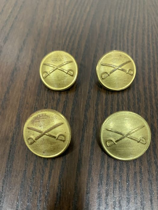 Quatro Botões de fardamento militar.