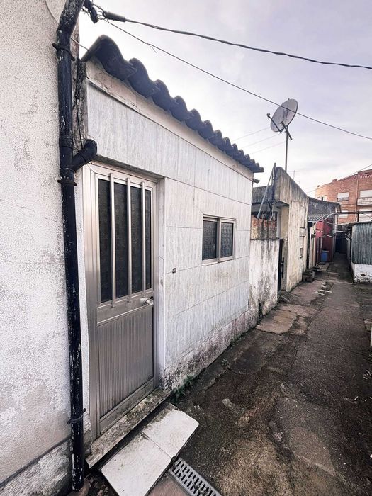 Moradia com 1.051 m² de terreno em Perafita – oportunidade para reabilitação ou reconstrução