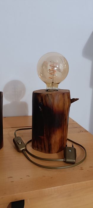 Candeeiro rústico madeira feito á mão.