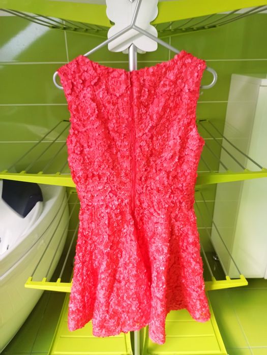 Śliczna malinowa sukienka dla dziewczynki