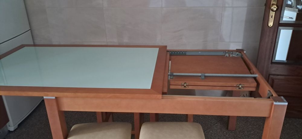 MESA para COZINHA ou SALA, em cerejeira com bancos em pele.