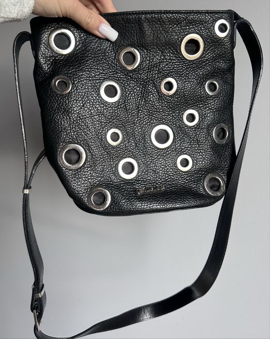 Torebka skórzana z metalowymi dżetami na ramię marka Gino Rossi