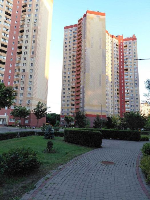 Продається 2 кімн квартира вул. Самійла Кішки 5 метро Іподром 7хв пішки