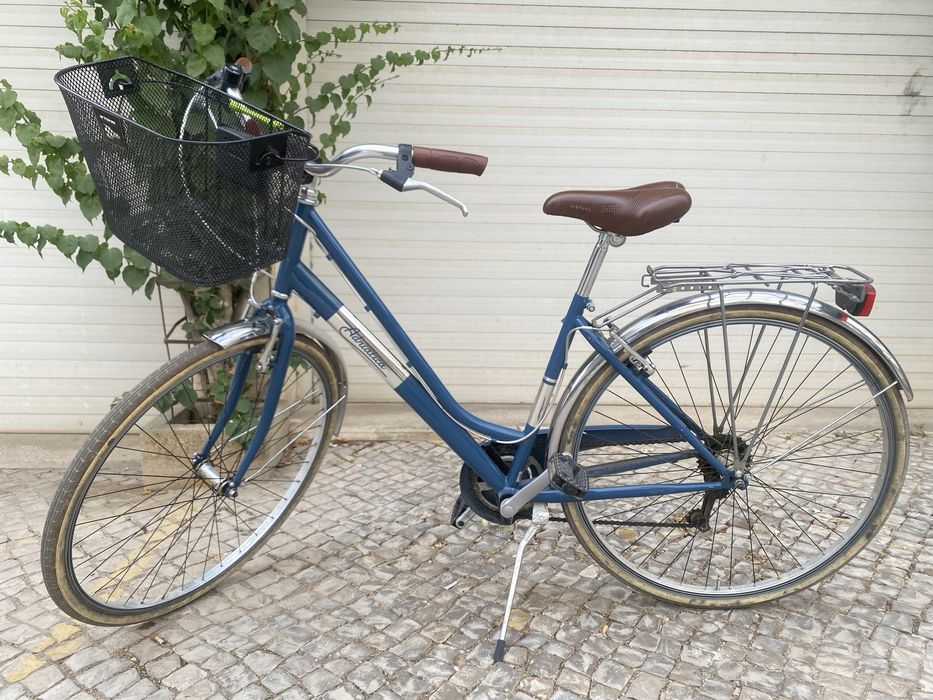 Bicicleta citadina azul e cromado