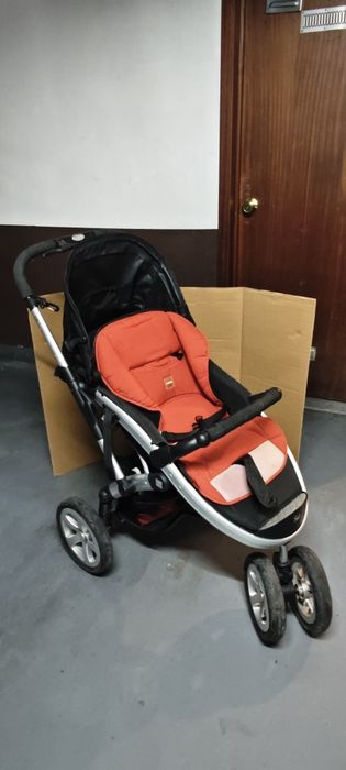 Carrinho de criança completo com todas as proteções e abrigos.