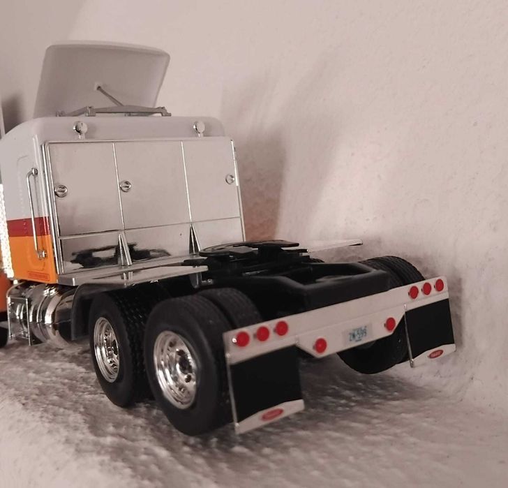 Camião Peterbilt 359 «SHELL», 1970. 25€.   Vendo miniaturas da minha coleção 1/43.